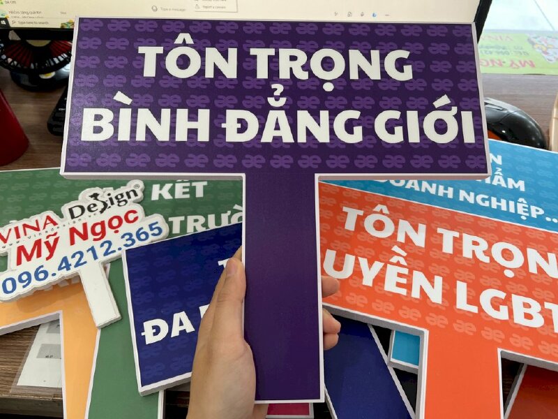 Hashtag cầm tay Slogan Tôn trọng bình đẳng giới - MSN247