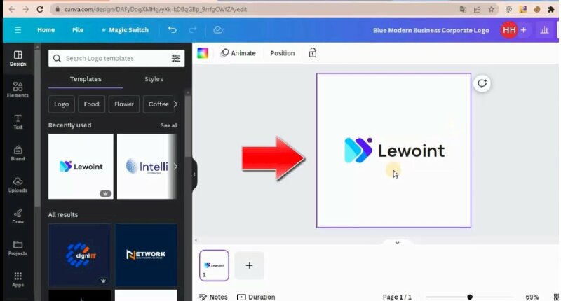 Bước 3: Sau khi chọn xong Canva sẽ mở trình chỉnh sửa để bạn tùy chỉnh mẫu logo này. Tại đây bạn có thể thực hiện các tùy chỉnh thay đổi màu sắc của các phần tử trong thiết kế và lựa chọn màu sắc ưng ý. Hãy nhấp đúp chuột vào hộp văn bản để thực hiện thay đổi tên thương hiệu, font chữ, kích thước và màu sắc chữ, hay một số tùy chỉnh khác nếu bạn muốn ngay trên thanh công cụ này.