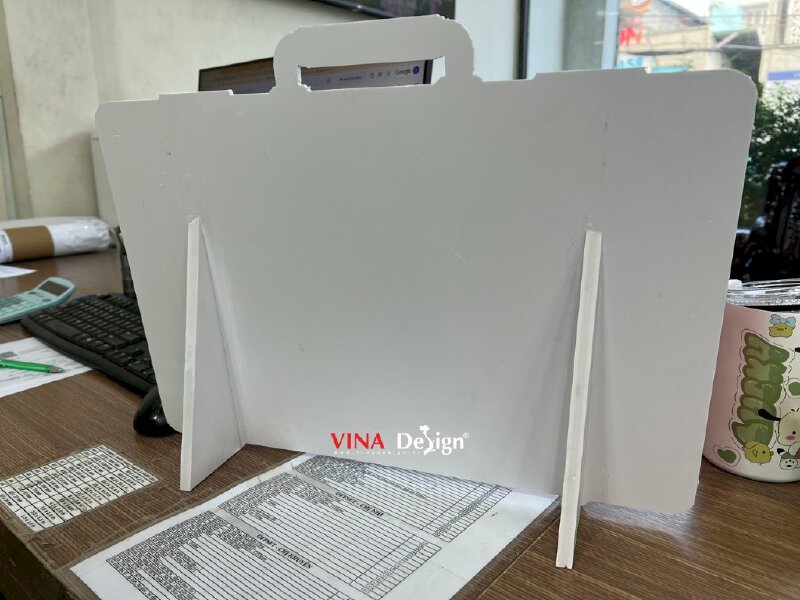 In standee PP mô hình chiếc vali xách tay, mô hình format để bàn có chân đứng mặt sau - VND490