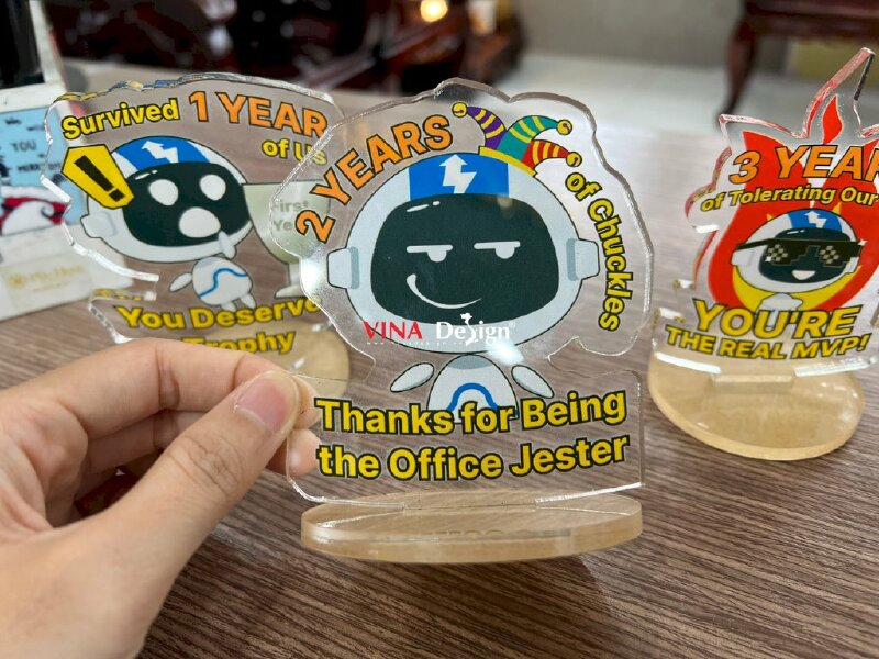 Mô hình linh vật thương hiệu công ty từ Mica Standee làm quà tặng nhân viên kỷ niệm 1 year, 2 year, 3 year làm việc - VND467