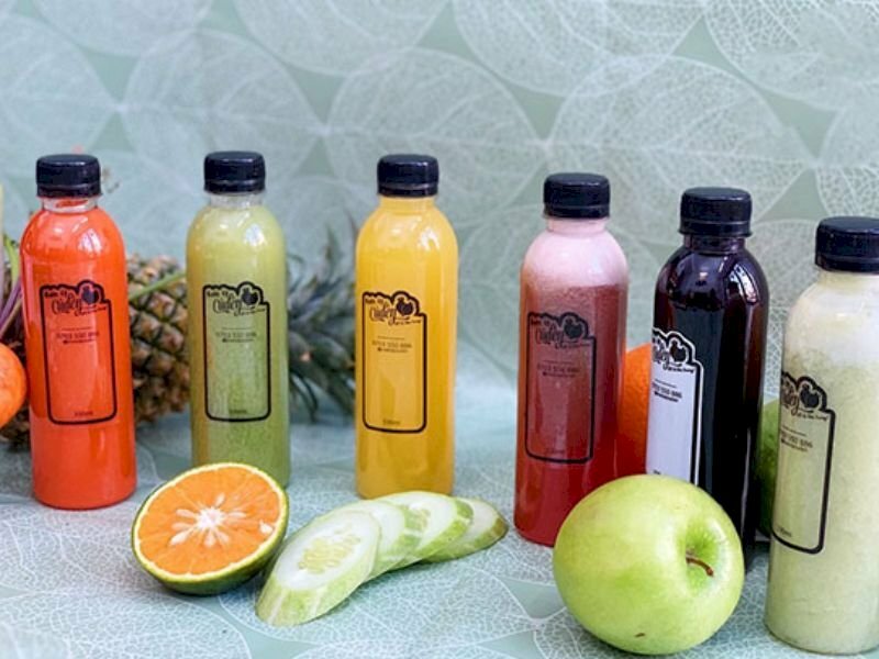 In logo lên chai nhựa đựng nước ép, nước detox