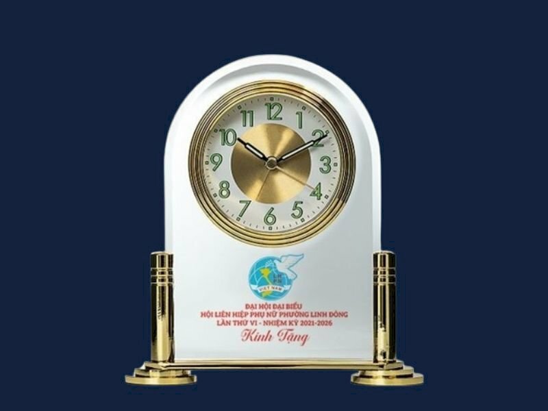Quy cách in logo lên đồng hồ để bàn