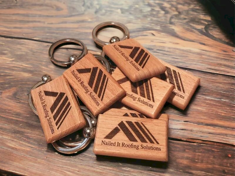 In logo lên gỗ làm móc khóa gỗ