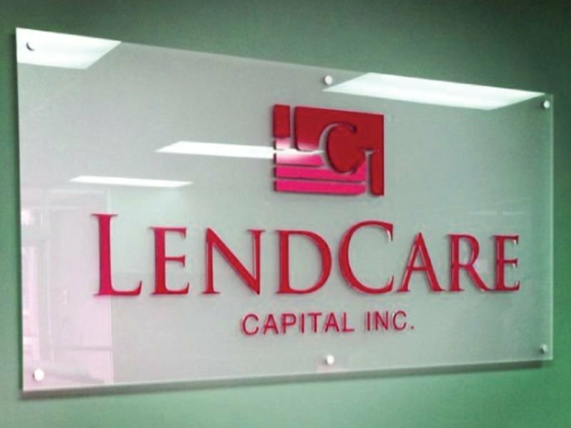 In logo trực tiếp lên kính cường lực làm bảng hiệu