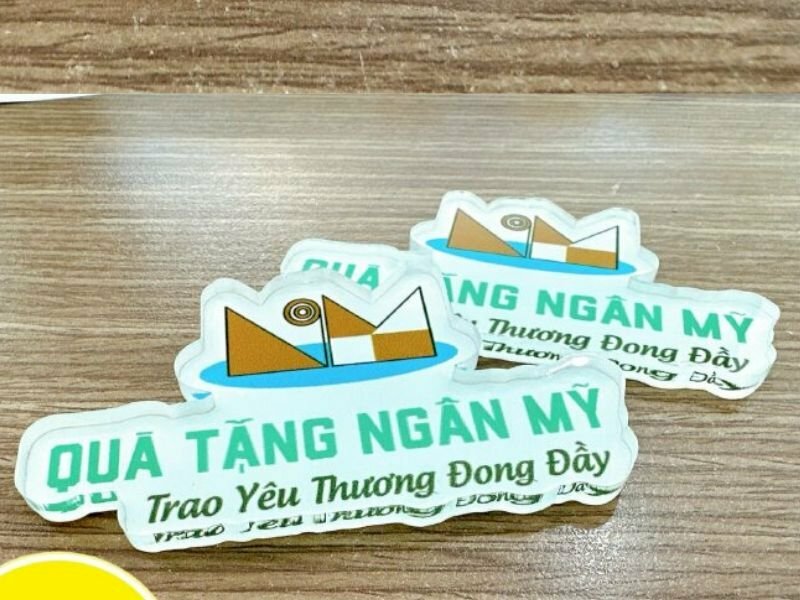 In logo nhựa chụp hình sản phẩm
