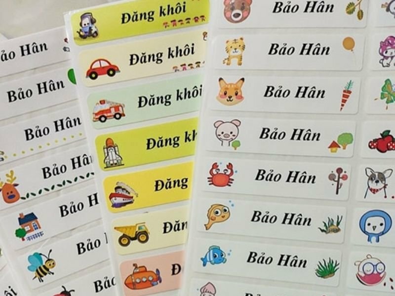 In sticker tên bé dán lên balo, túi đựng đồ, nón bảo hiểm