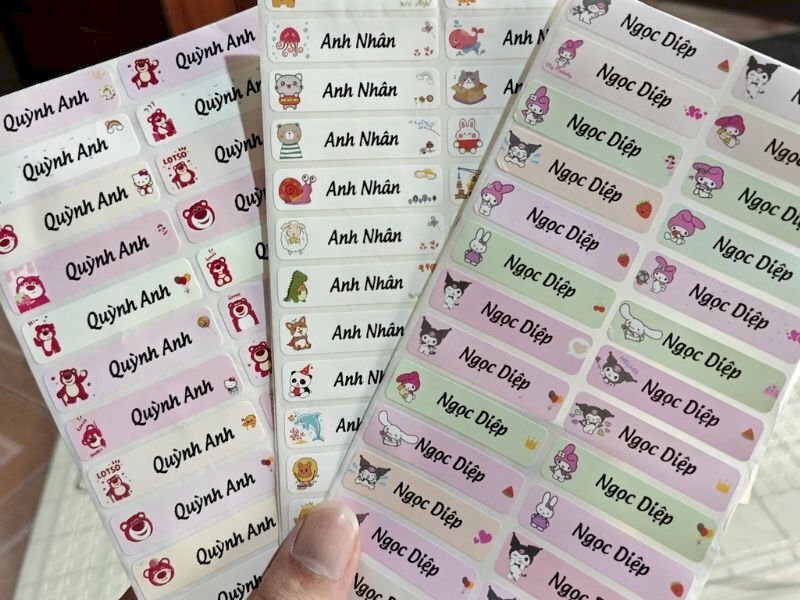 In sticker tên bé dán lên sách vở, bút, dụng cụ học tập