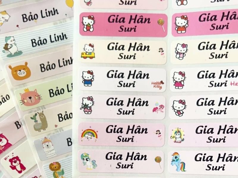 In sticker tên bé dán lên đồ chơi