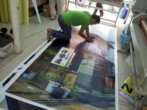 Nhân viên gia công hàng in backdrop lấy ngay tại chỗ
