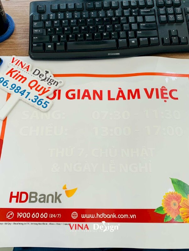 In bảng thông báo thời gian làm việc dán cửa kính, in Decal trong mực UV bền màu - VND588