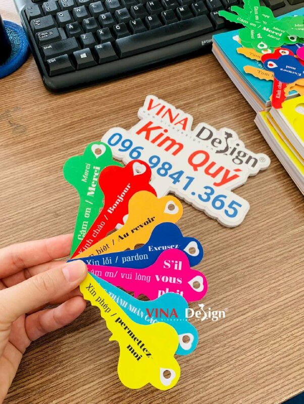 In flashcard nhựa tiếng Pháp, thẻ nhựa hình chiếc chìa khóa, dập lỗ tròn xỏ dây - VND582