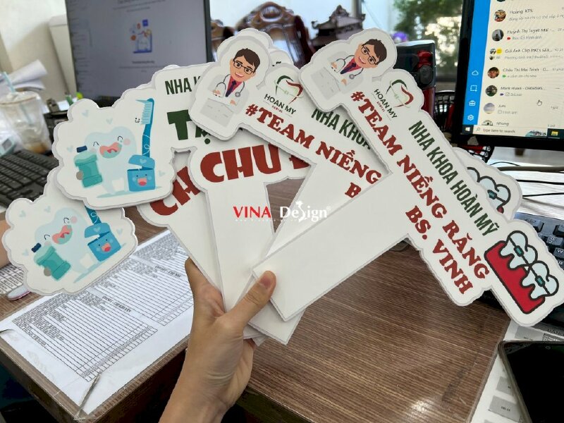 Hashtag cầm tay in pp bồi formex
