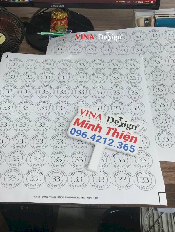 In tem dán logo thương hiệu bếp ăn online, tem Decal sữa mực dầu cán bóng bế từng tem - VND577