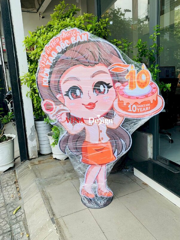 Làm Standee mô hình nhân vật đại diện thương hiệu phun xăm tự nhiên - VND597