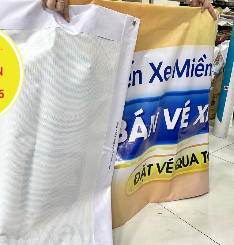 Nhân viên gia công hàng in băng rôn tại chỗ