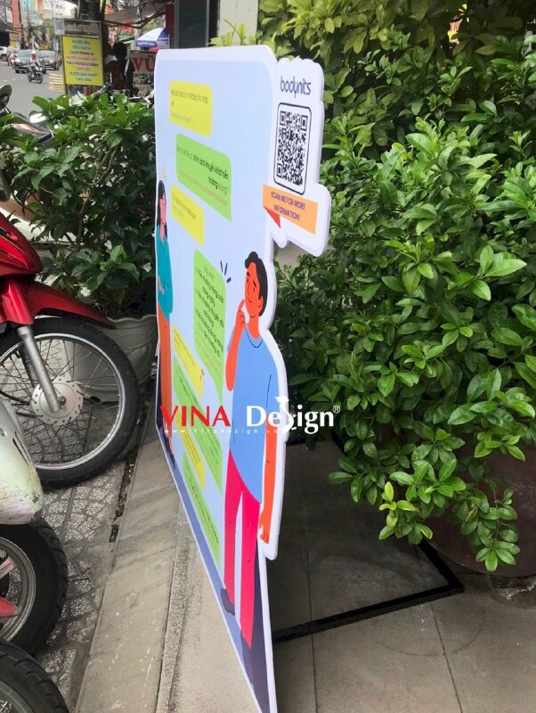 In standee mô hình thông tin sản phẩm có mã QR code quét thông tin - VND665