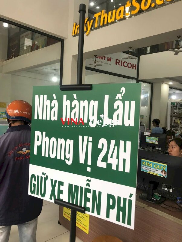 Bộ bảng thông tin Formex Giữ Xe Miễn Phí Nhà Hàng kèm chân đứng Standee chữ T nhựa đen - VND770