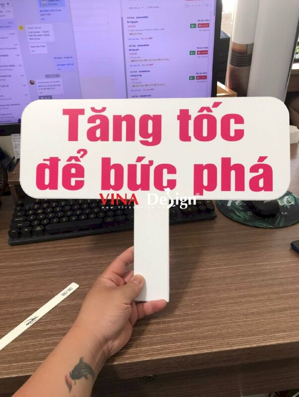 In bảng cầm tay chụp ảnh Teambuilding hashtag cầm tay PP cán format - VND744