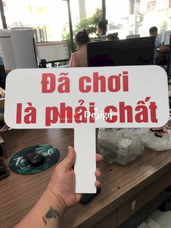 In bảng cầm tay chụp ảnh Teambuilding hashtag cầm tay PP cán format - VND744