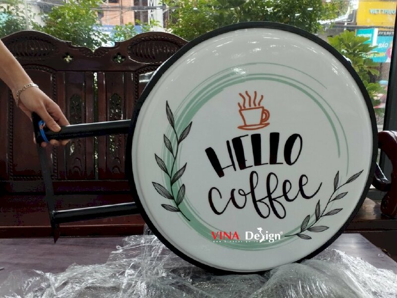 In bảng hiệu hộp đèn, in hiflex bạt xuyên sáng, khi trời tối, chỉ cần cắm điện là biển hộp đèn sẽ sáng, mang lại ấn tượng quảng cáo mạnh mẽ, thu hút sự chú ý của người đi đường.