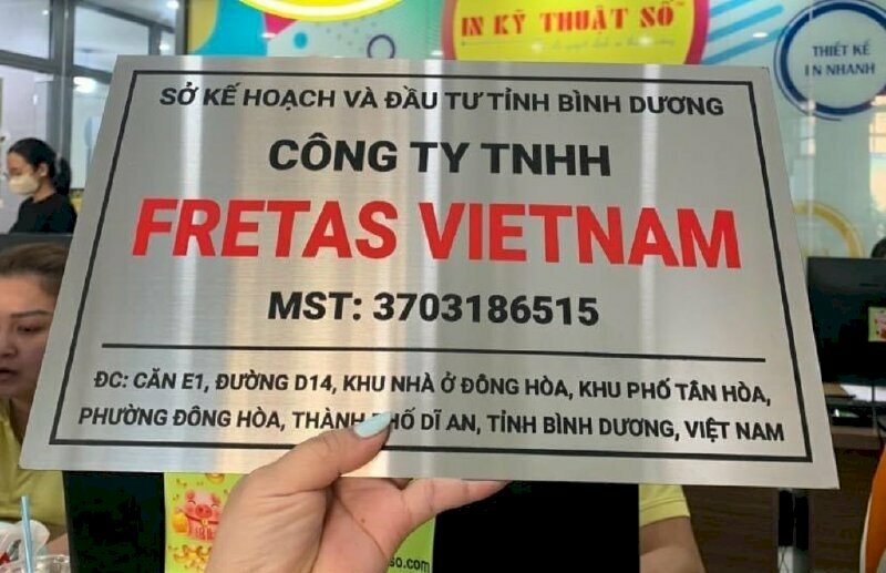 In bảng hiệu inox trắng xước, vàng xước, trắng bóng, vàng bóng, tạo sự sang trọng, tinh tế trong mọi ánh nhìn, có độ bền cao đến 10 năm.