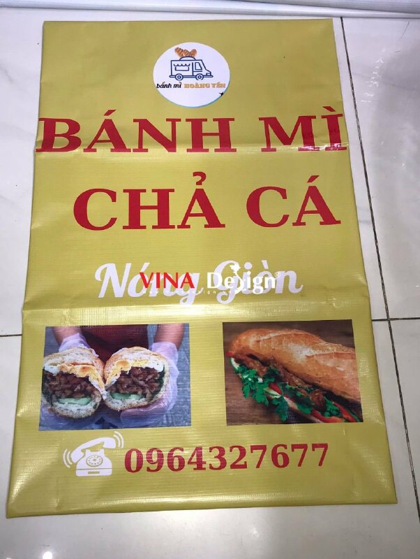 In banner quảng cáo dán xe đẩy bánh mì chả cá, dán mặt bên hông, in bạt hiflex sử dụng ngoài trời bao nắng mưa - VND758