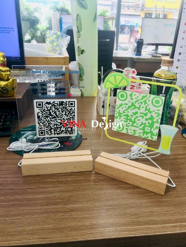 In đế Mica quét mã QRcode có đèn cắm điện, bảng thông tin thanh toán ngân hàng từ Mica trong in UV, đế gỗ - VND773