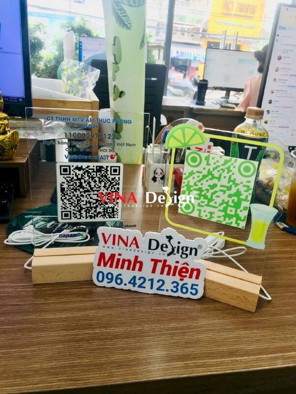 In đế Mica quét mã QRcode có đèn cắm điện, bảng thông tin thanh toán ngân hàng từ Mica trong in UV, đế gỗ - VND773