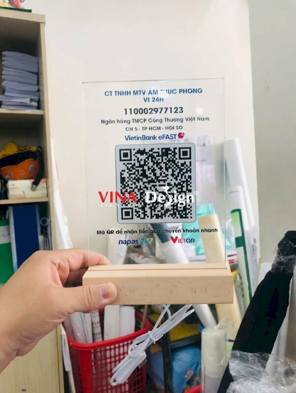 In đế Mica quét mã QRcode có đèn cắm điện, bảng thông tin thanh toán ngân hàng từ Mica trong in UV, đế gỗ - VND773