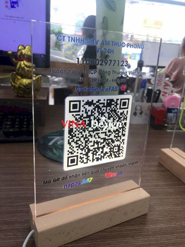 In đế Mica quét mã QRcode có đèn cắm điện, bảng thông tin thanh toán ngân hàng từ Mica trong in UV, đế gỗ - VND773