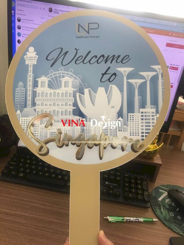 In hashtag du lịch, làm hashtag cầm tay Welcome to Singapore có logo công ty lữ hành - VND762