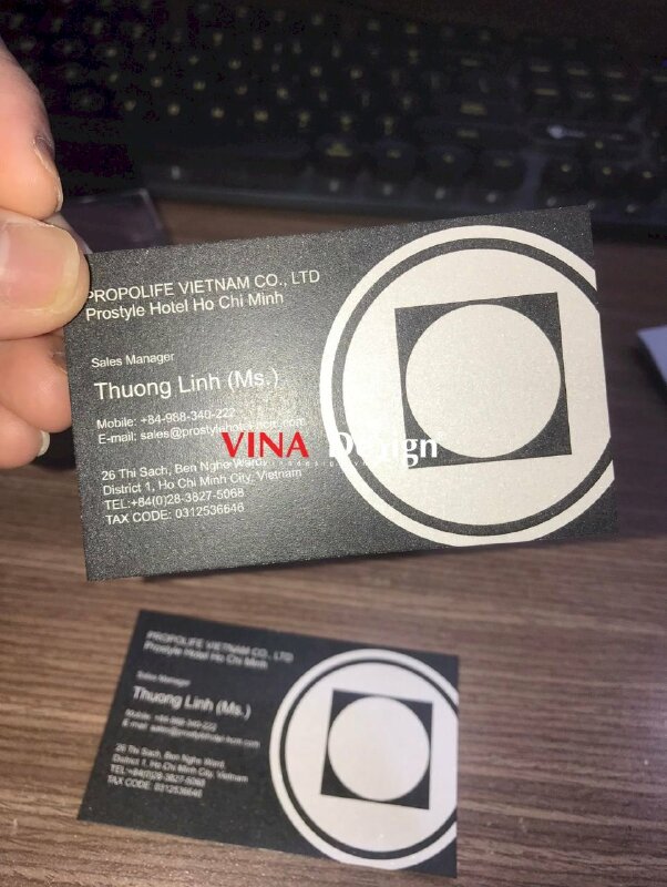 In name card chức danh Sale Manager khách sạn Hotel, name card có in mã QR code Line, Zalo - VND730