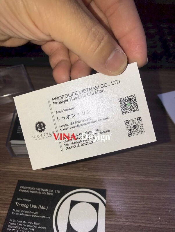 In name card chức danh Sale Manager khách sạn Hotel, name card có in mã QR code Line, Zalo - VND730