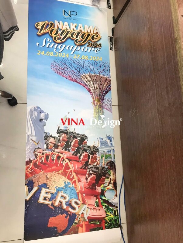 In poster PP khổ 60cm x 160cm dùng gắn banner cuốn chào đón đoàn khách đi tour Singapore - VND764