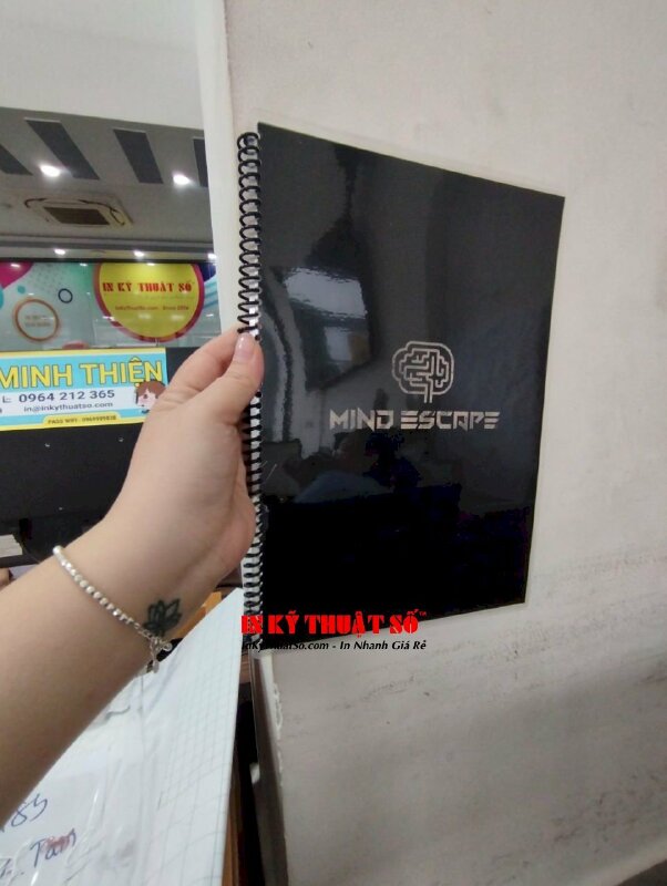 In quyển hướng dẫn chơi Escape Room tại phòng trò chơi đào tẩu, in giấy C300gsm ép plastic đóng gáy lò xo - VND698