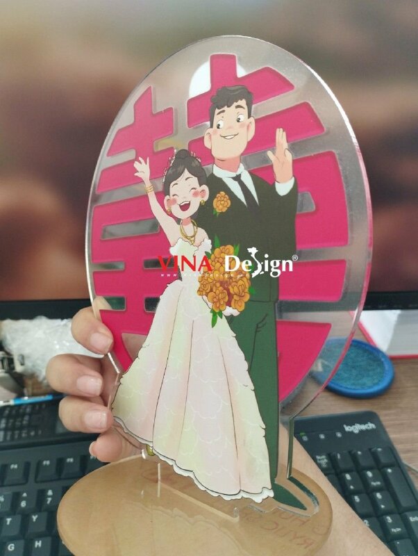 In standee mica trong cô dâu chú rể chibi trên nền chữ Hỉ 3D màu đỏ trang trí đám cưới, phòng tân hôn, làm quà tặng - VND706