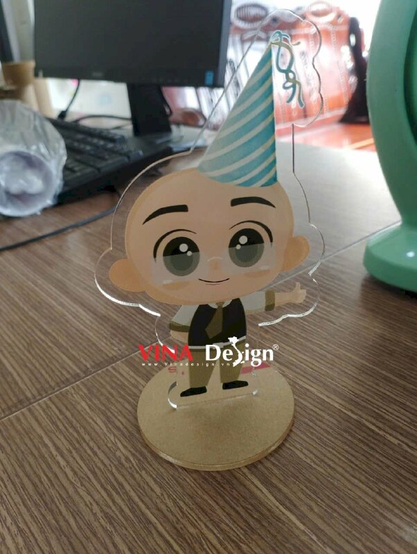 In standee chibi Mica trong 3li hình baby cute đội nón Happy Birthday - VND762