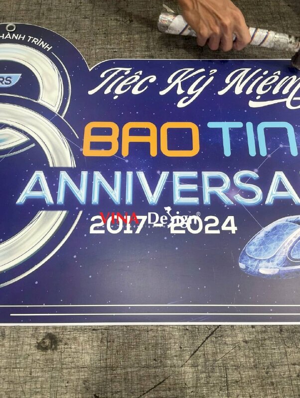 In bảng tên tiệc kỷ niệm 8 năm Anniversary trang trí sân khấu tiệc đãi khách, bảng tên Formex cắt CNC theo viền - VND788