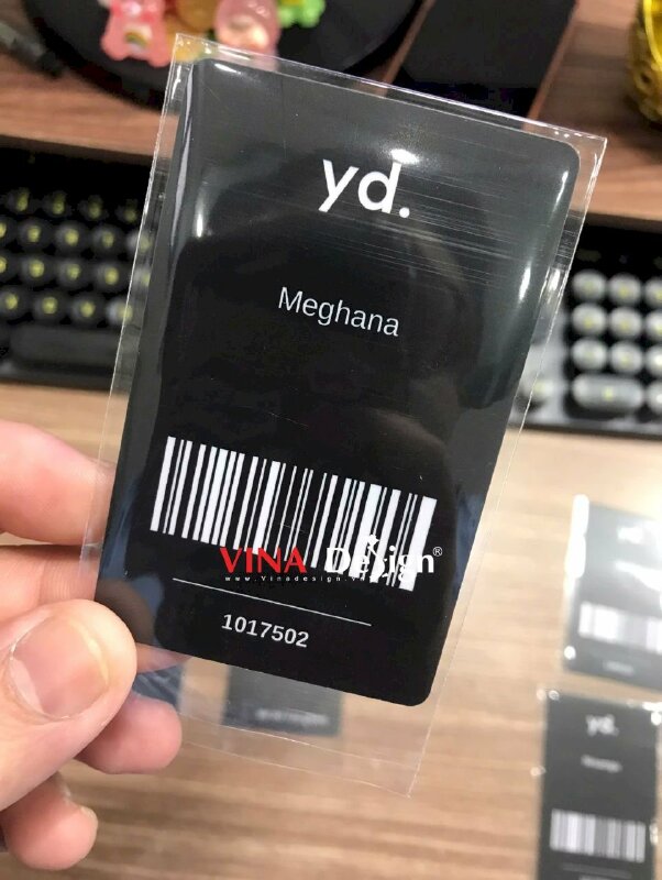 In thẻ nhựa đen tên nhân viên mã vạch Barcode - VND771