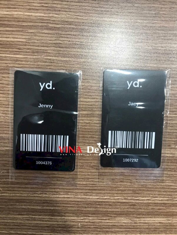 In thẻ nhựa đen tên nhân viên mã vạch Barcode - VND771