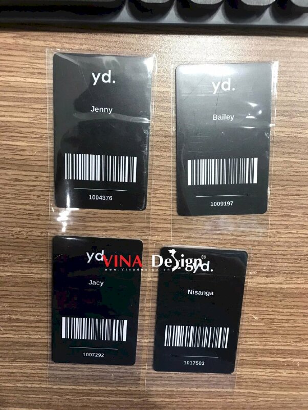 In thẻ nhựa đen tên nhân viên mã vạch Barcode - VND771