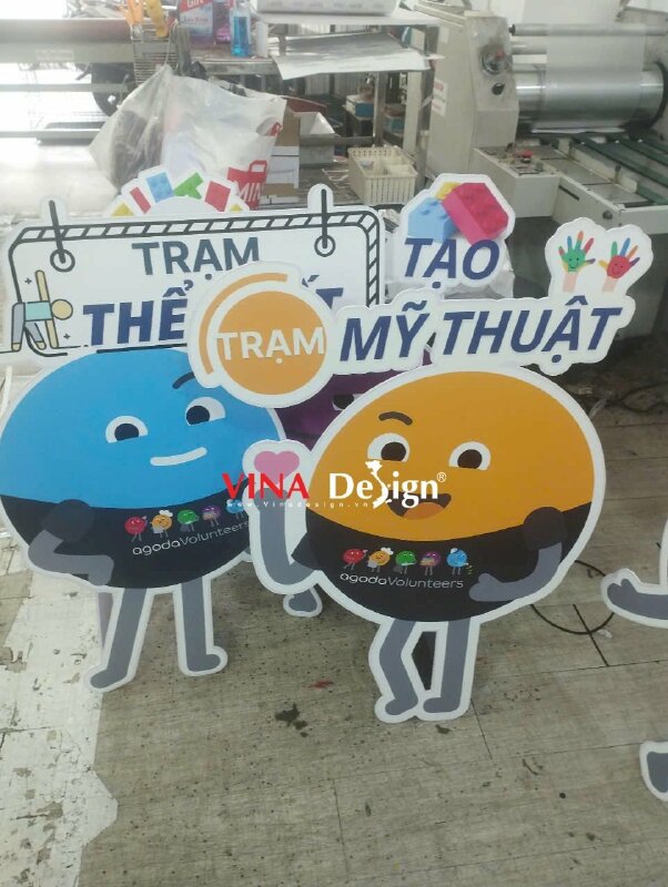 Làm standee characters thương hiệu ứng dụng đặt phòng trực tuyến sử dụng cho sự kiện tình nguyện Volunteer - VND817