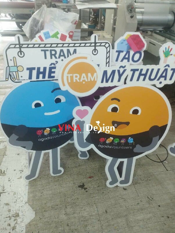 Làm standee characters thương hiệu ứng dụng đặt phòng trực tuyến sử dụng cho sự kiện tình nguyện Volunteer - VND817