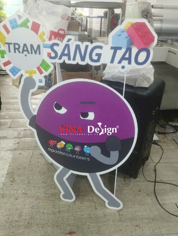 Làm standee characters thương hiệu ứng dụng đặt phòng trực tuyến sử dụng cho sự kiện tình nguyện Volunteer - VND817