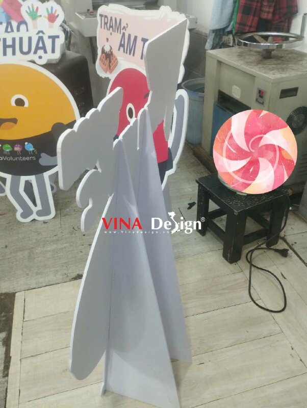 Làm standee characters thương hiệu ứng dụng đặt phòng trực tuyến sử dụng cho sự kiện tình nguyện Volunteer - VND817