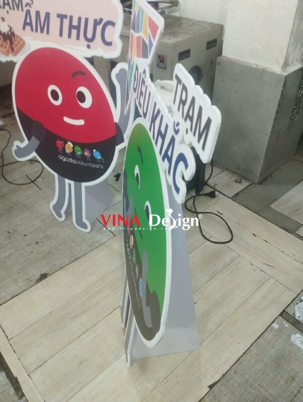 Làm standee characters thương hiệu ứng dụng đặt phòng trực tuyến sử dụng cho sự kiện tình nguyện Volunteer - VND817