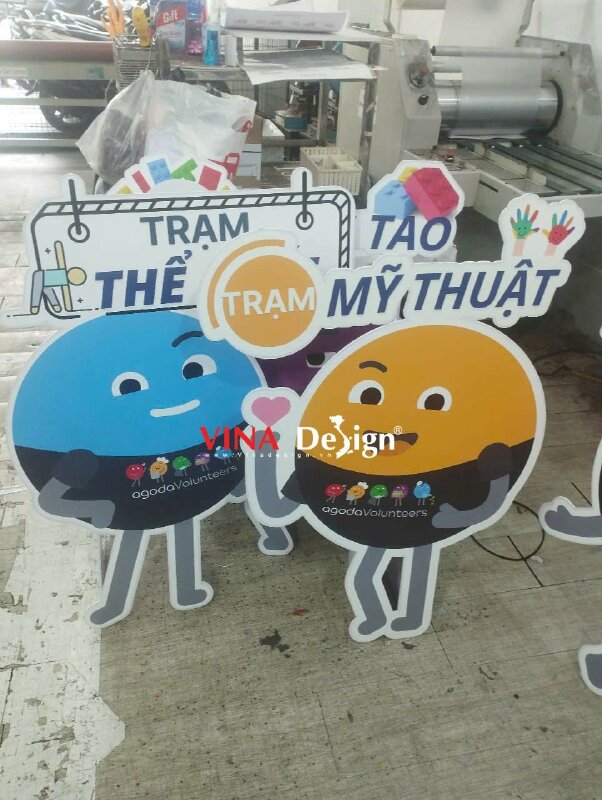 Làm standee characters thương hiệu ứng dụng đặt phòng trực tuyến sử dụng cho sự kiện tình nguyện Volunteer - VND817