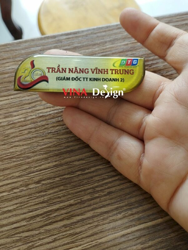 In thẻ tên nhân viên đổ keo gắn nam châm - VND62