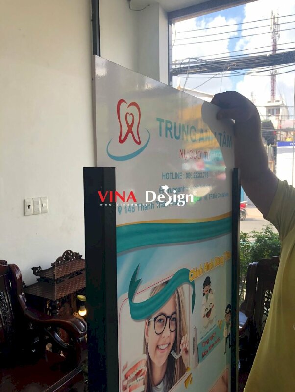 In standee khung sắt chịu gió ngoài trời phòng khám nha khoa dental - VND130