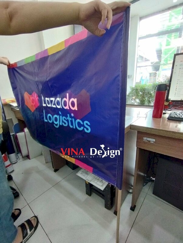 In cờ công ty vải Silk mực dầu bóng, may 4 cạnh gắn cán gỗ dài - VND332